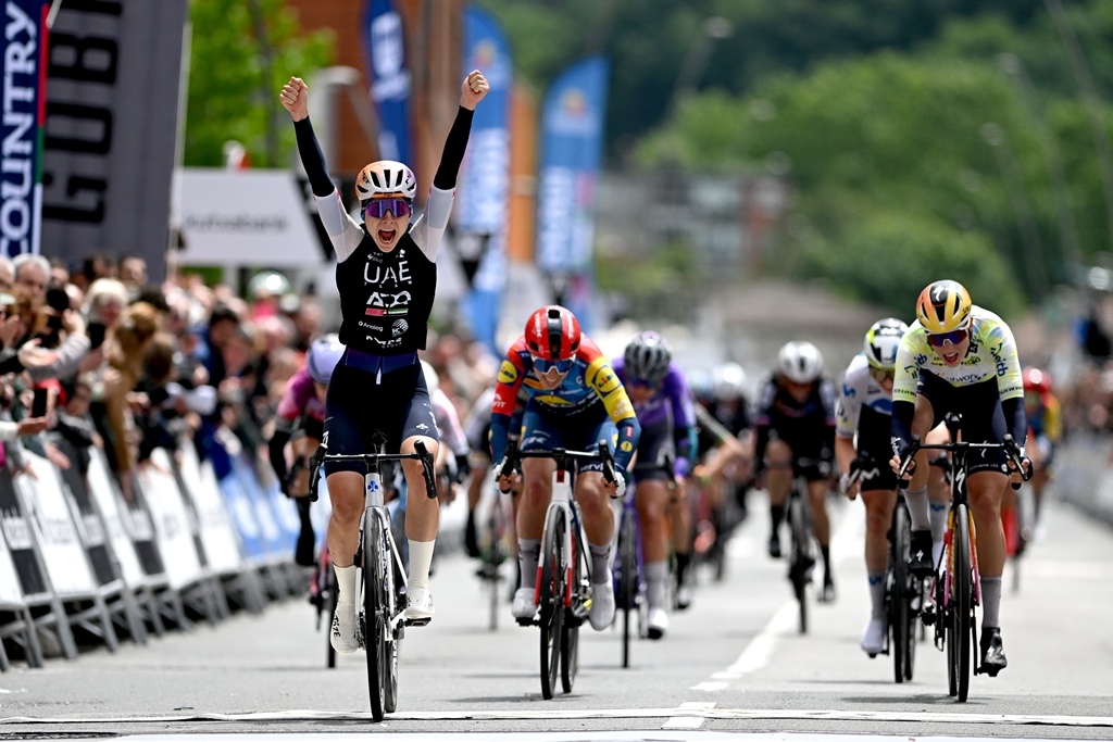Dominika Włodarczyk wins Stage 2 of Itzulia Women
