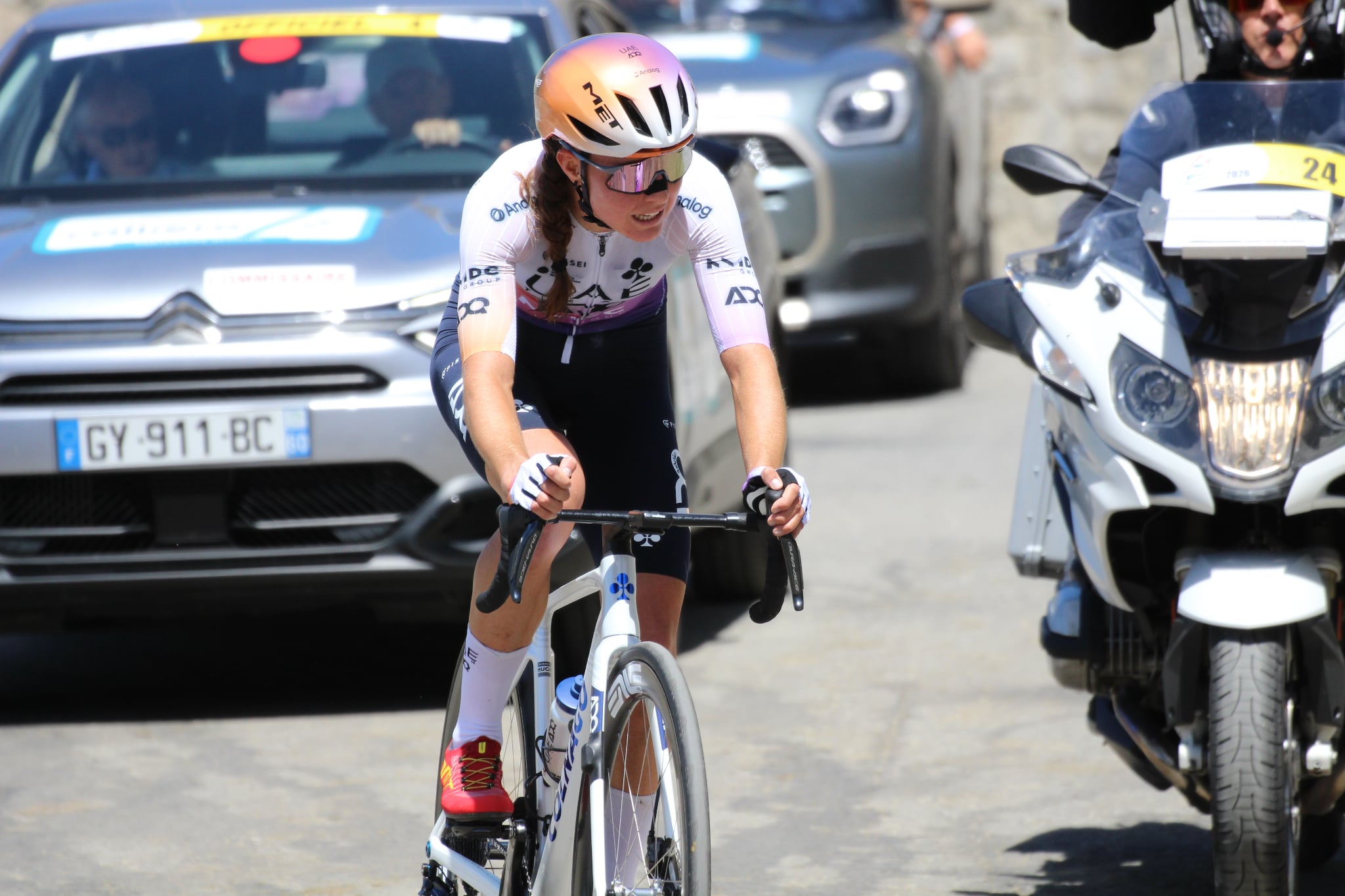 Paula Blasi conquers the Tourmalet as UAE Team ADQ seals a dominant one-two on Pyrénées with Dominika Włodarczyk